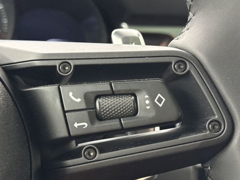 New 2025 Porsche Macan image 17