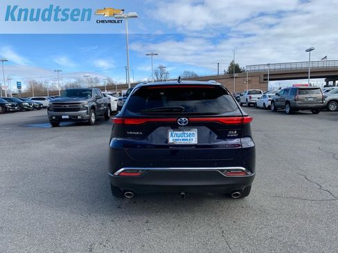 Used 2022 Toyota Venza XLE image 6