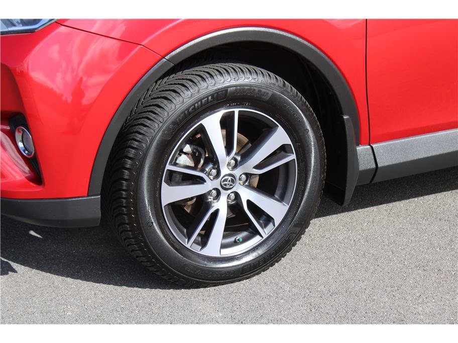 Used 2017 Toyota RAV4 XLE AWD/4WD image 6