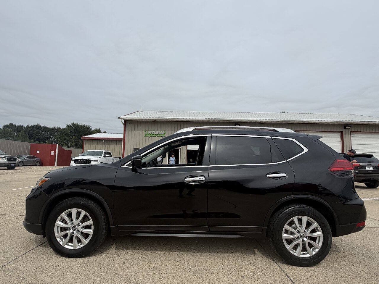 Used 2017 Nissan Rogue SV w/ SV Premium Package FWD image 2