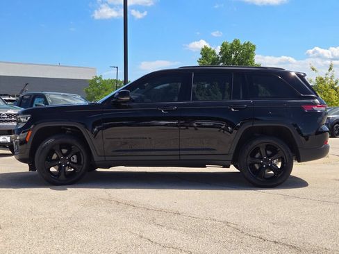 Used 2023 Jeep Grand Cherokee Limited w/ Black Appearance Package AWD/4WD image 21