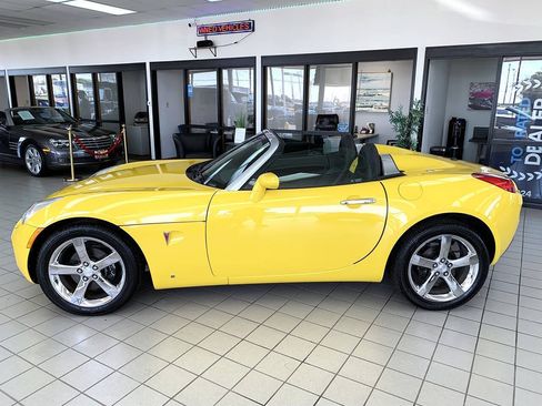 Used 2007 Pontiac Solstice Convertible w/ Premium Package RWD image 3