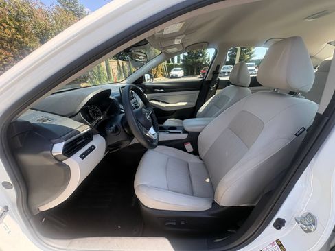 Used 2025 Nissan Altima 2.5 SV FWD image 27