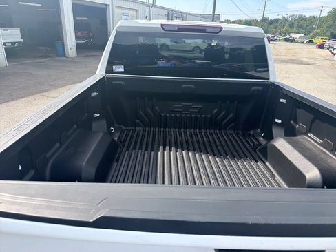 Used 2023 Chevrolet Silverado 1500 LT AWD/4WD image 9