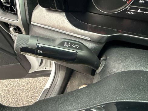 Used 2023 Kia Sorento LX image 28