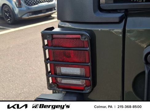 Used 2015 Jeep Wrangler Unlimited Sahara w/ Connectivity Group AWD/4WD image 28
