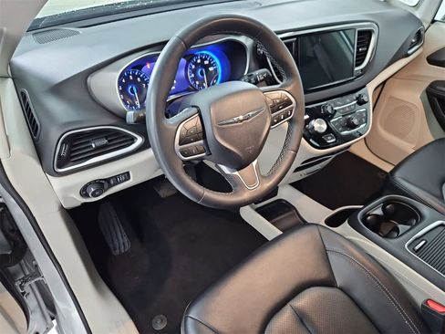 Used 2024 Chrysler Pacifica Touring-L image 2