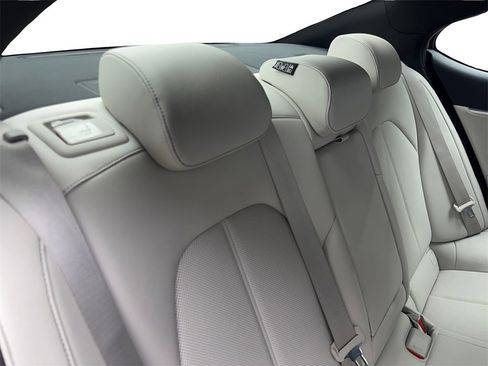 Used 2025 Genesis G70 2.5T image 41