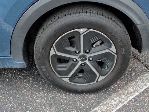 Certified 2024 Kia Niro EX w/ EX Cold Weather Package FWD image 5