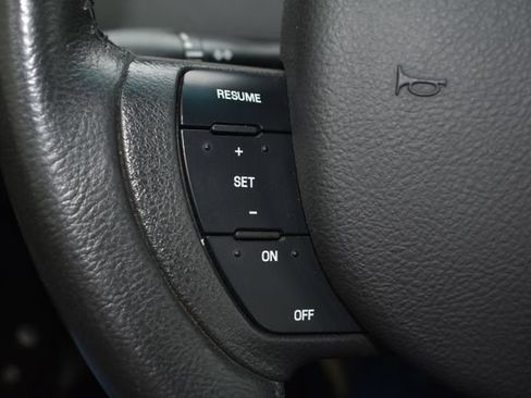 Used 2008 Lincoln Town Car Executive RWD image 23
