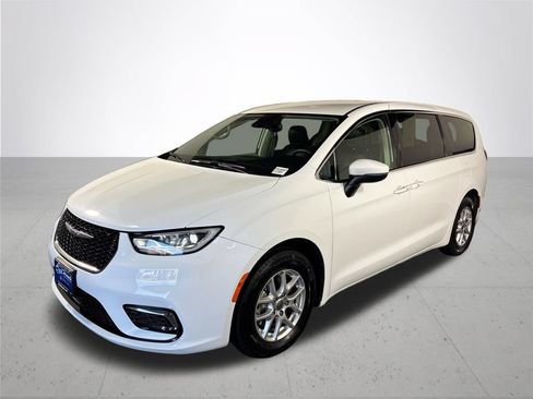 Used 2023 Chrysler Pacifica Touring-L FWD image 2