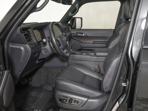 Used 2024 Lexus GX 550 w/ Accessory Package (2T) image 17