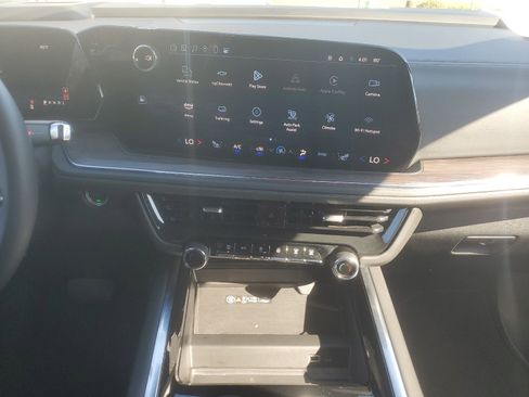 Used 2025 Chevrolet Suburban LT image 10