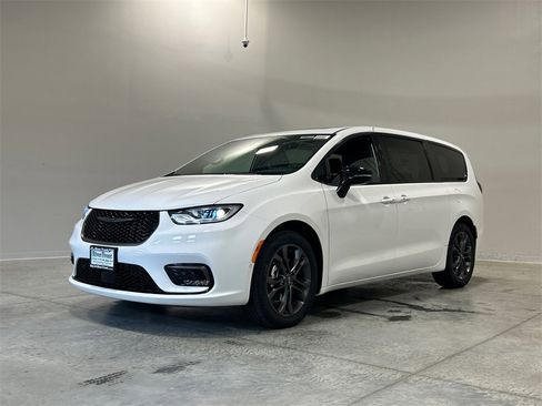 New 2026 Chrysler Pacifica Select image 2