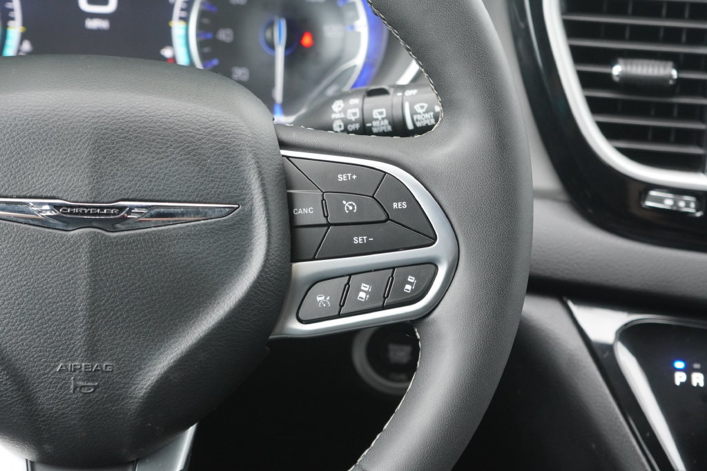 Used 2025 Chrysler Pacifica Select FWD image 15