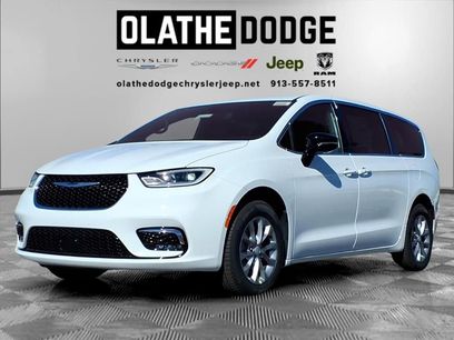 New 2026 Chrysler Pacifica Select