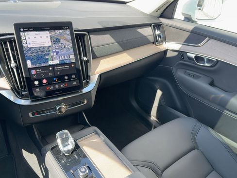 Certified 2025 Volvo XC90 B6 Plus image 26