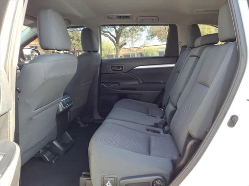 Used 2019 Toyota Highlander LE image 14