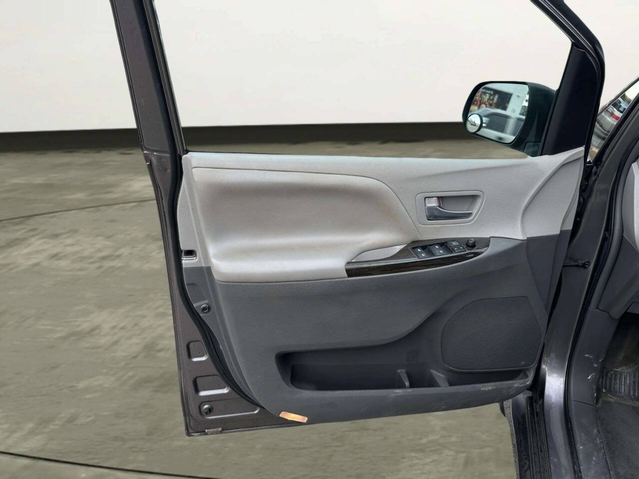 Used 2018 Toyota Sienna XLE w/ XLE Navigation Package FWD image 11