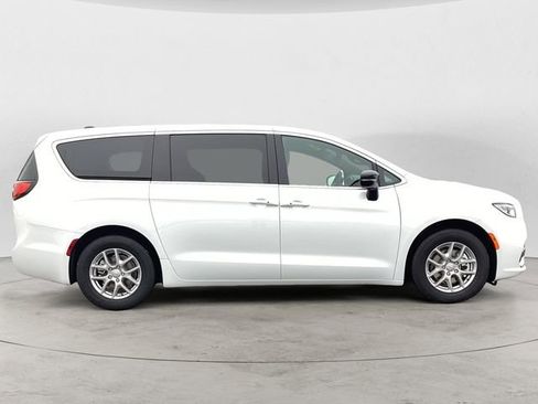 New 2026 Chrysler Pacifica Select image 7