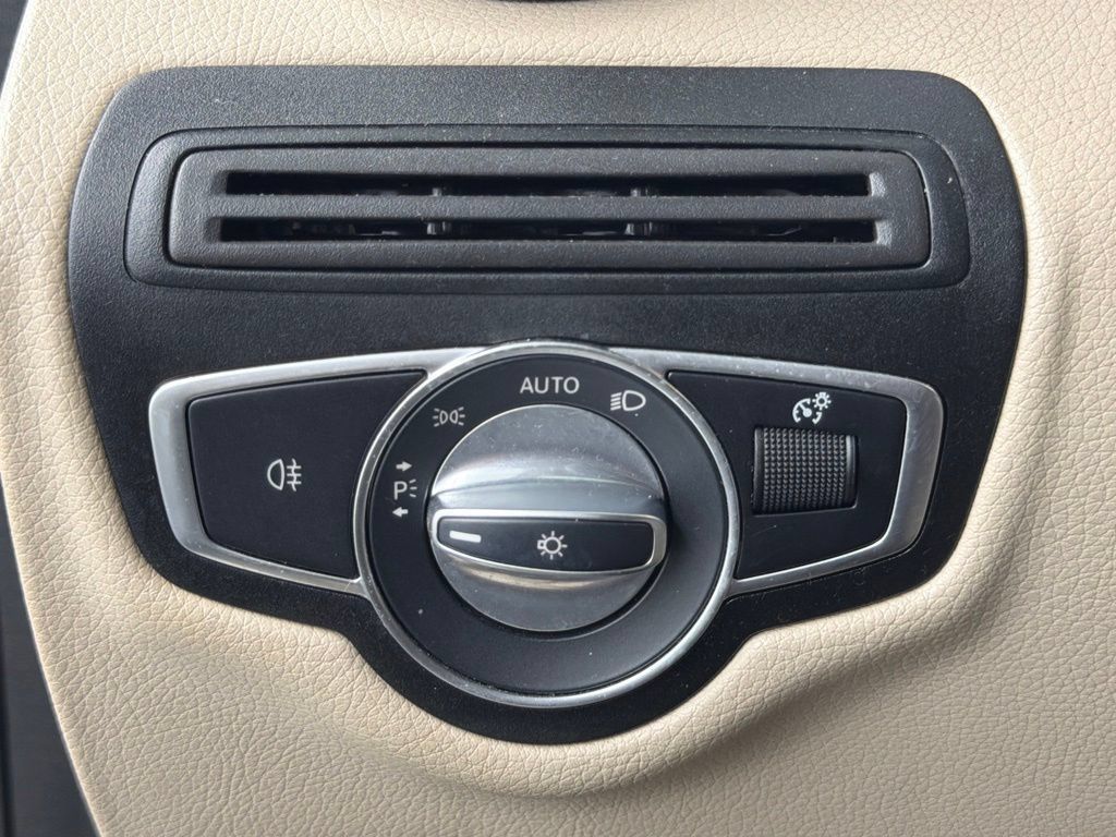 Used 2022 Mercedes-Benz GLC 300 w/ Premium Package Lite image 30