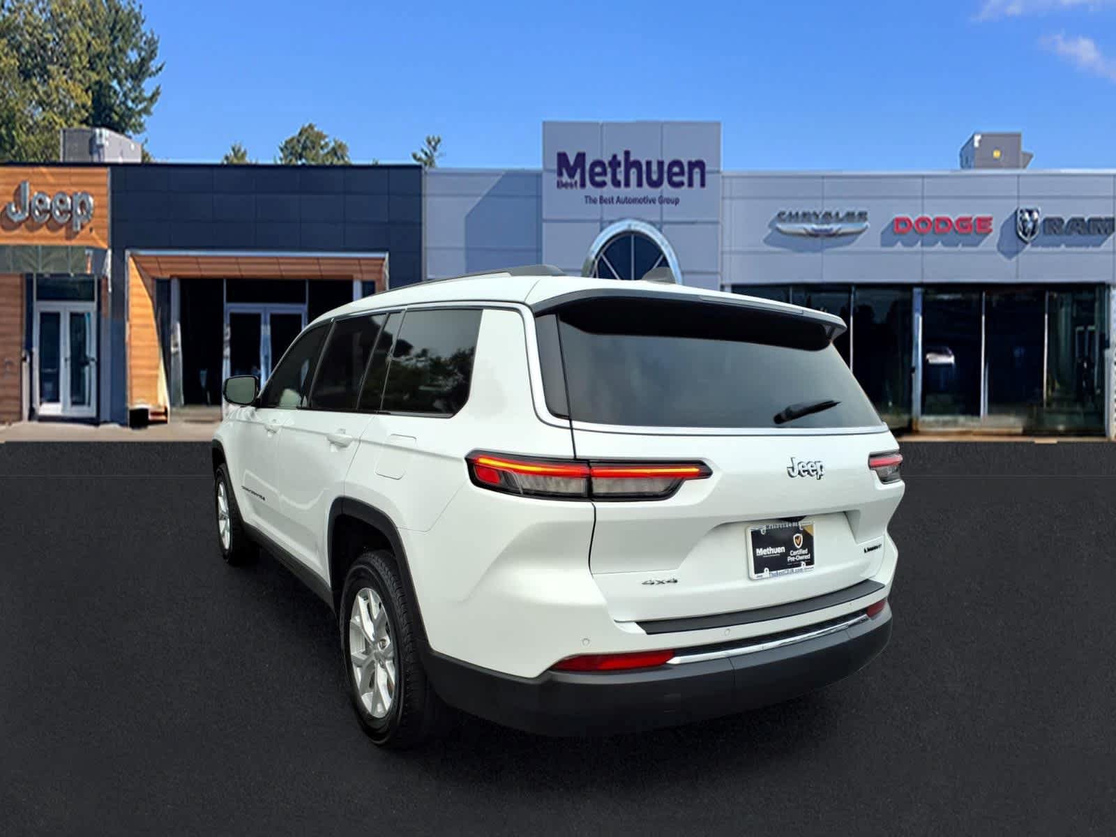 Used 2023 Jeep Grand Cherokee L Limited AWD/4WD image 5