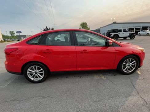 Used 2017 Ford Focus SE w/ Cold Weather Package FWD image 10
