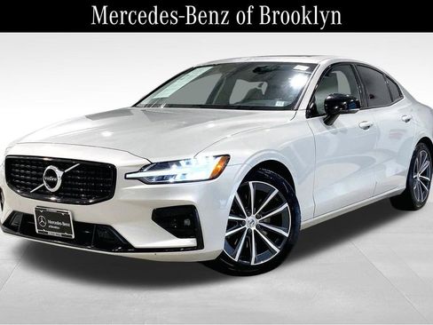 Used 2021 Volvo S60 T5 Momentum image 2