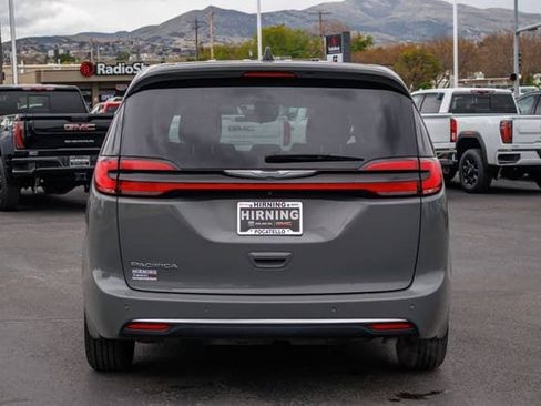 Used 2023 Chrysler Pacifica Touring-L FWD image 4