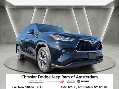 Used 2021 Toyota Highlander XLE AWD/4WD image 1