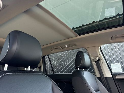 Used 2023 Volkswagen Tiguan SE w/ Panoramic Sunroof Package FWD image 18