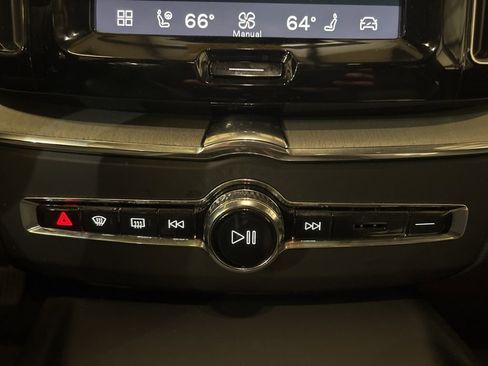 Used 2025 Volvo XC60 B5 Plus image 32