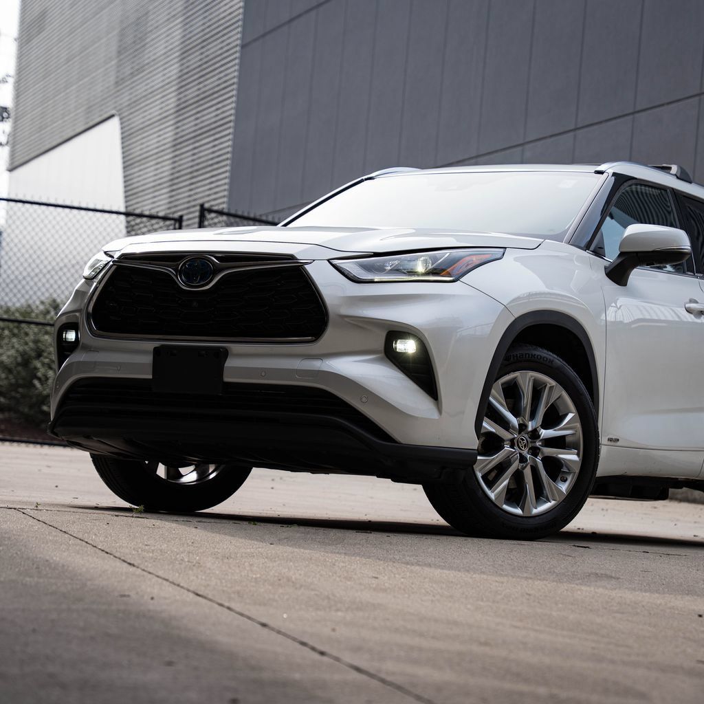 Used 2022 Toyota Highlander Limited AWD/4WD image 2
