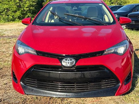 Used 2018 Toyota Corolla LE FWD image 2