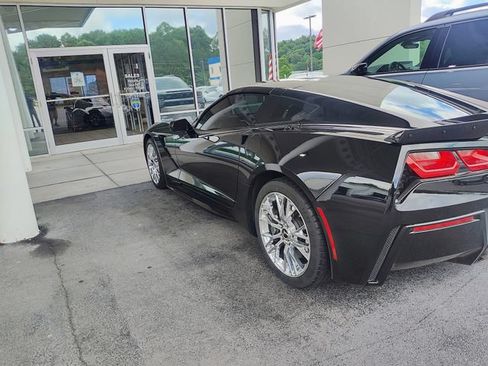 Used 2017 Chevrolet Corvette Stingray Coupe w/ 1LT RWD image 2