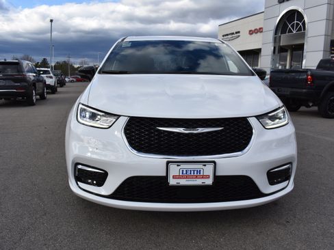 New 2026 Chrysler Pacifica Select image 4