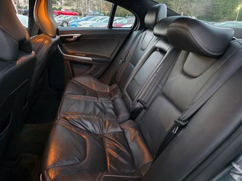 Used 2016 Volvo S60 T5 R-Design image 17