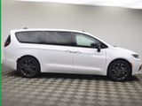 New 2026 Chrysler Pacifica Select image 3