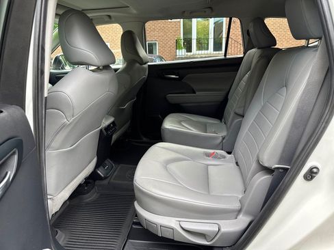 Used 2021 Toyota Highlander XLE AWD/4WD image 33