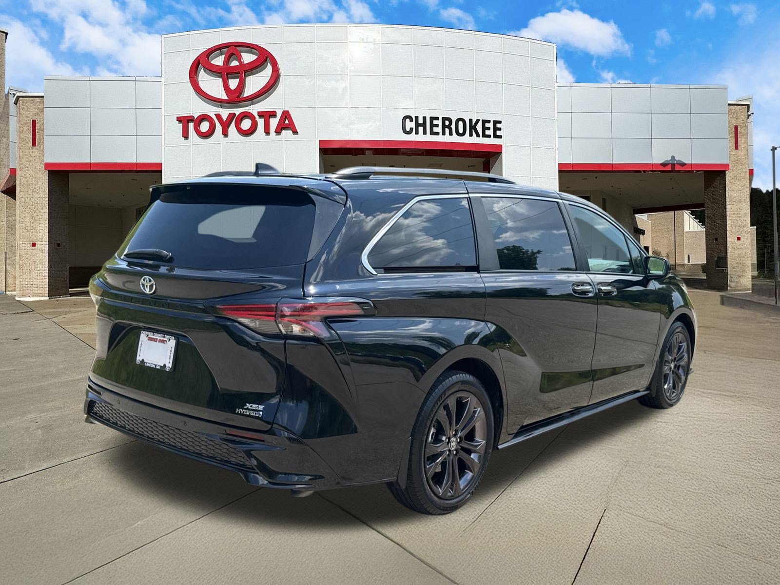 Used 2024 Toyota Sienna XSE w/ XSE Plus Package FWD image 5