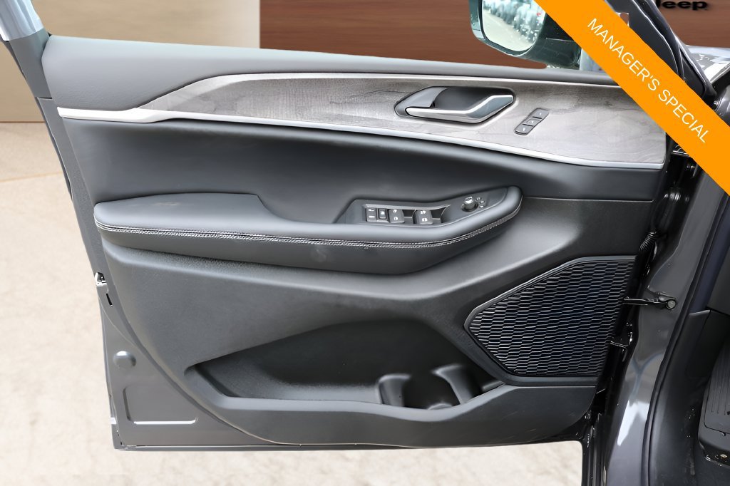 New 2026 Jeep Grand Cherokee Limited RWD image 9