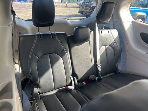 Used 2024 Chrysler Pacifica Touring-L image 28