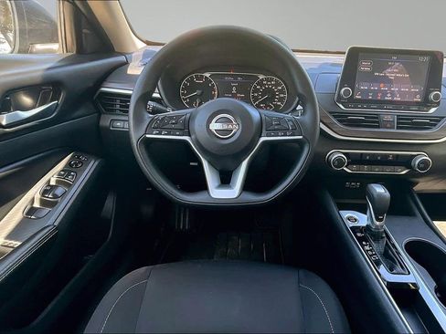 Used 2025 Nissan Altima 2.5 SV FWD image 9