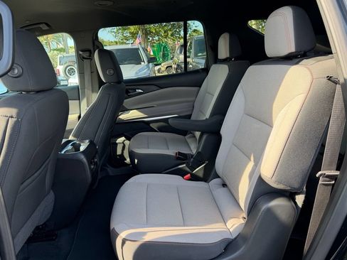 Used 2025 Chevrolet Traverse LT FWD image 13