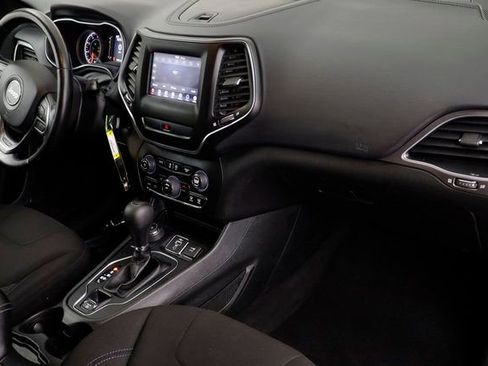 Used 2019 Jeep Cherokee Latitude w/ Cold Weather Group image 20