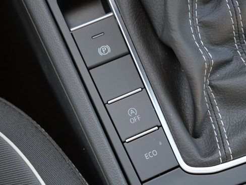 Certified 2025 Volkswagen Jetta Sport image 28