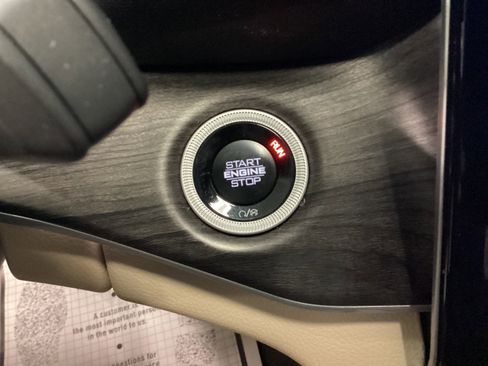 Used 2024 Jeep Grand Cherokee Limited w/ Luxury Tech Group II image 28