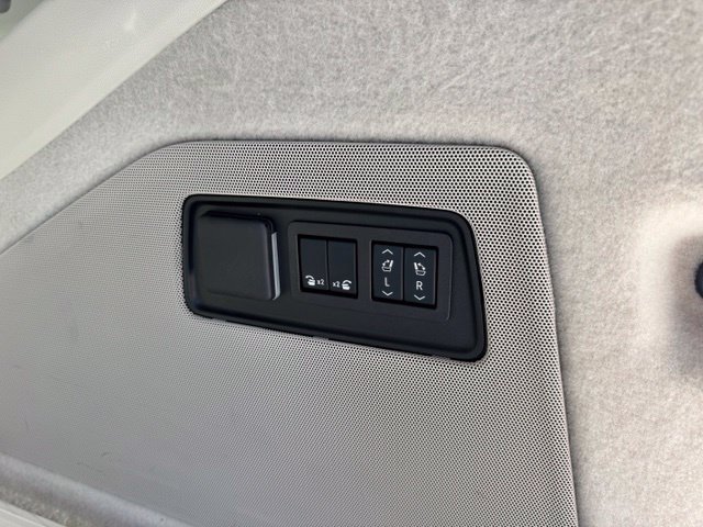 Used 2025 Cadillac Escalade ESV Sport Platinum AWD/4WD image 18