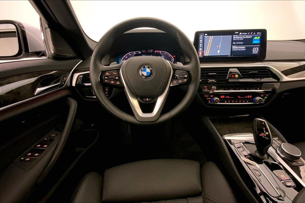 Used 2021 BMW 530i xDrive w/ Premium Package AWD/4WD image 4