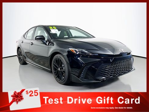 Used 2025 Toyota Camry SE image 1